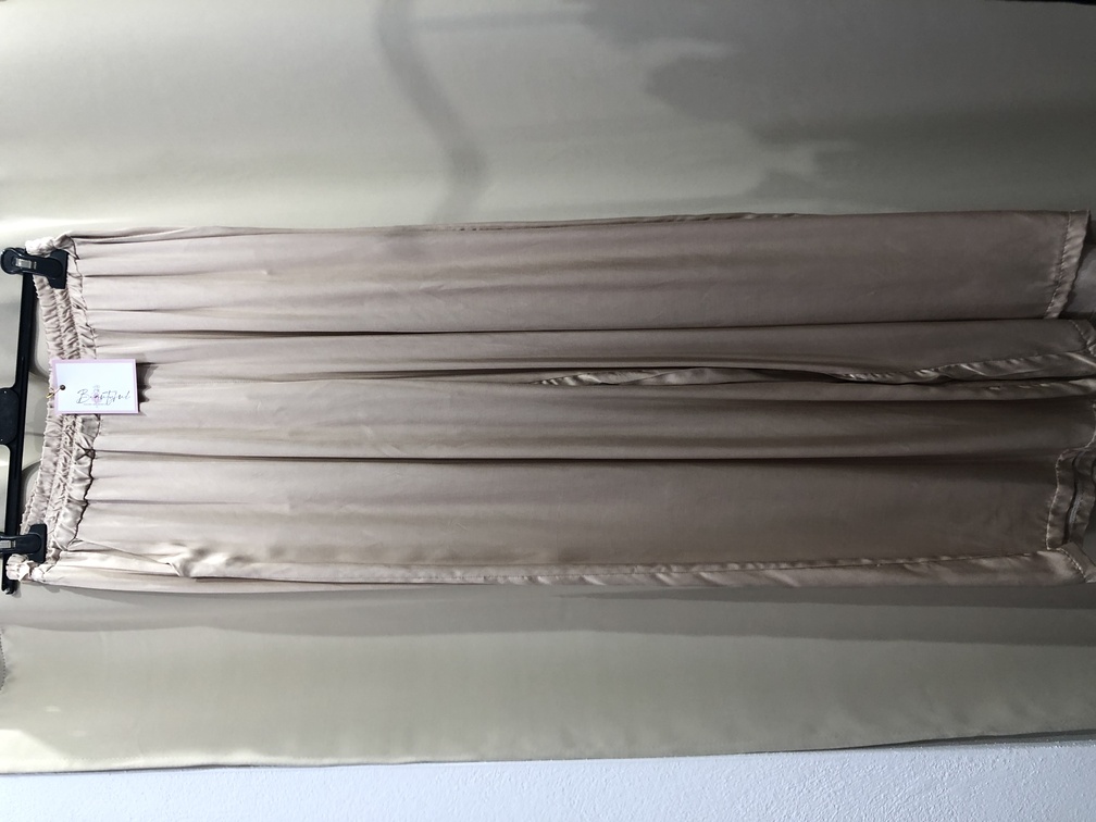 Pantalon color champagne recto ancho. Talla unica. Precio 25E