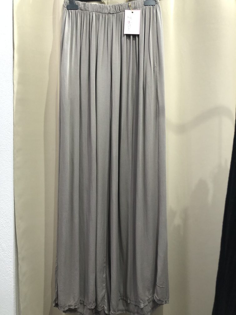 Pantalon gris pata elefante. Talla unica. Precio 20E