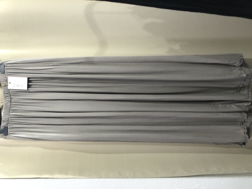 Pantalon gris pata elefante. Talla unica. Precio 20E