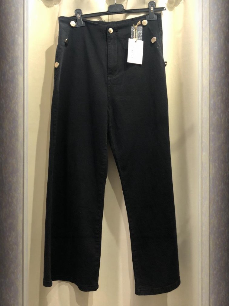 Pantalon largo vaquero con botones dorados. Talla 44. Precio 35E