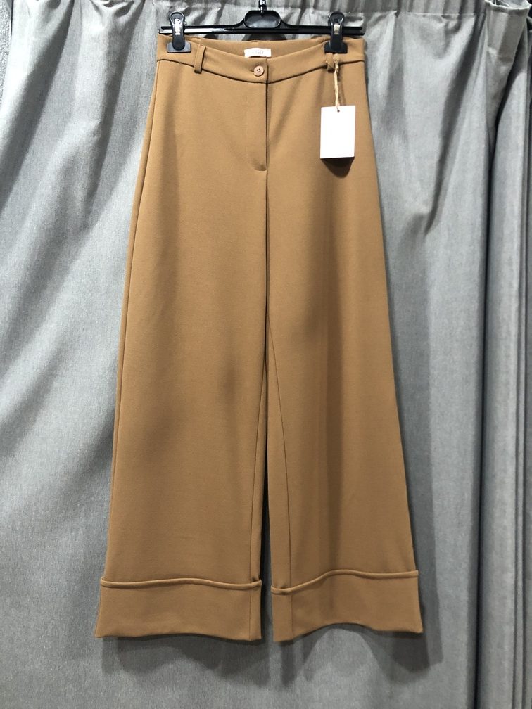 Pantalon marron liso. Talla M. Precio 48E