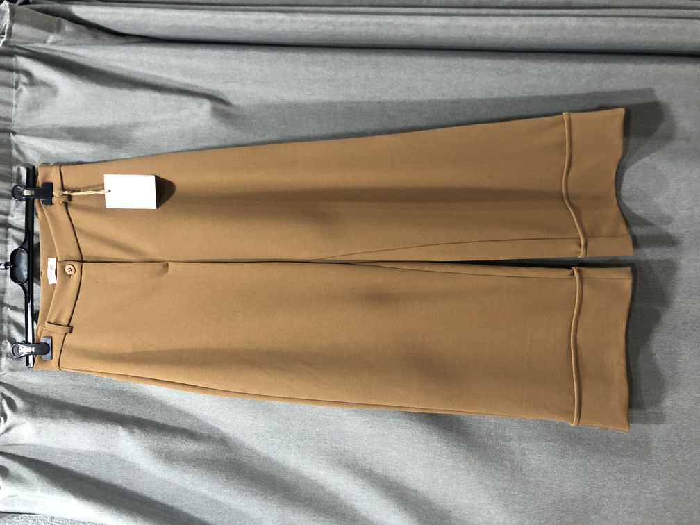 Pantalon marron liso. Talla M. Precio 48E