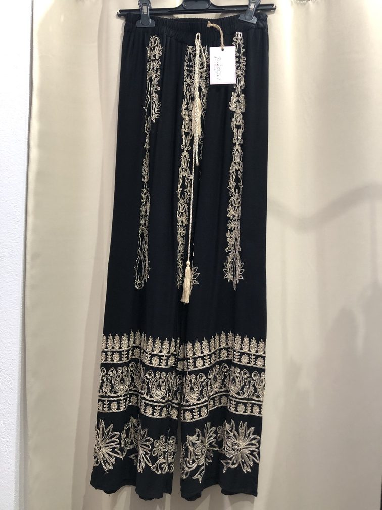 Pantalon negro con bordado en beige. Talla unica. Precio 22E