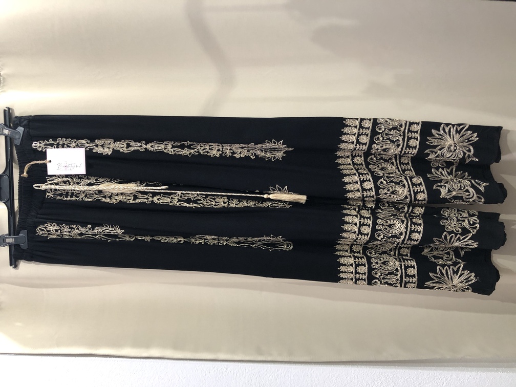 Pantalon negro con bordado en beige. Talla unica. Precio 22E