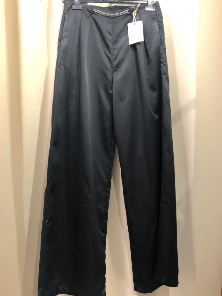 Pantalon saten color negro con adorno de piedrecitas. Talla unica. Precio 25E