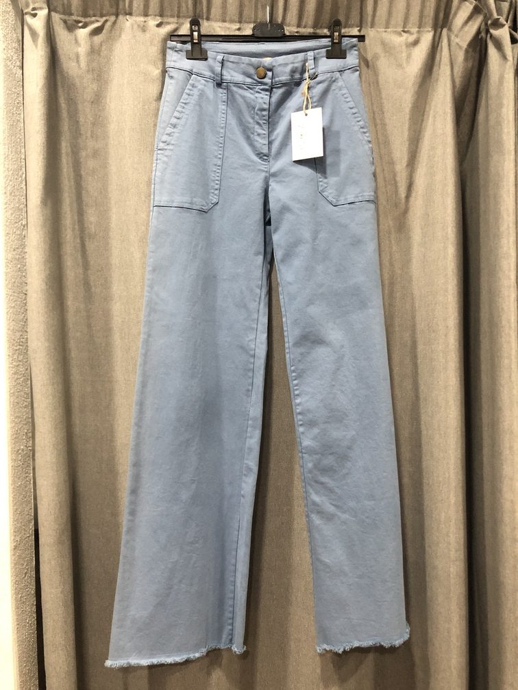 Pantalon vaquero azul claro con bolsillos grandes. Talla M. Precio 28E