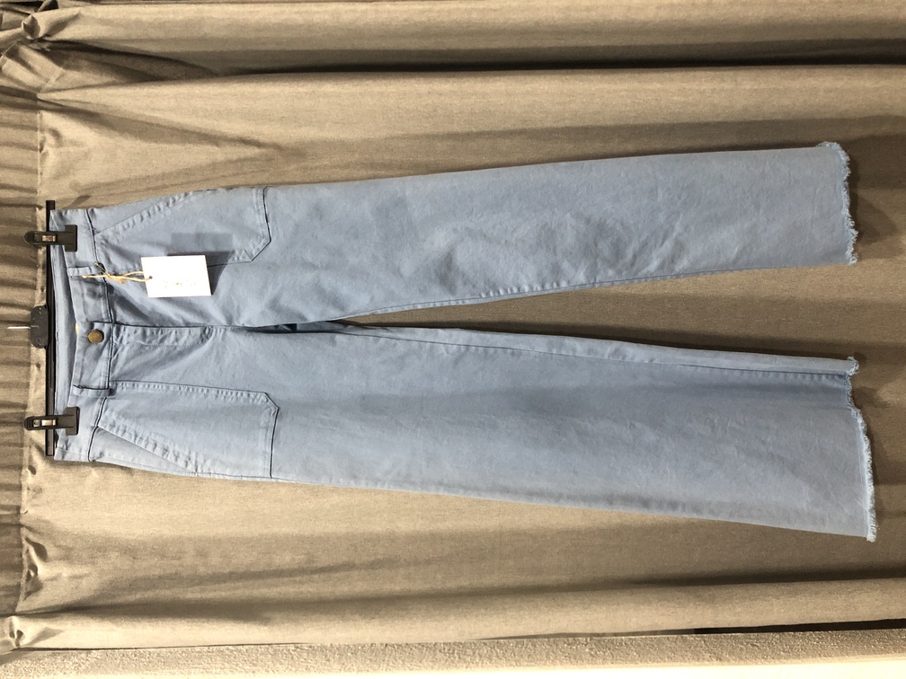 Pantalon vaquero azul claro con bolsillos grandes. Talla M. Precio 28E