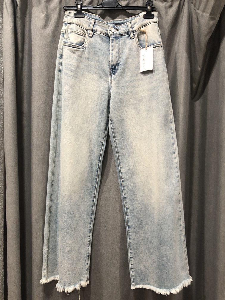 Pantalon vaquero color claro. Talla 44. Precio 38E