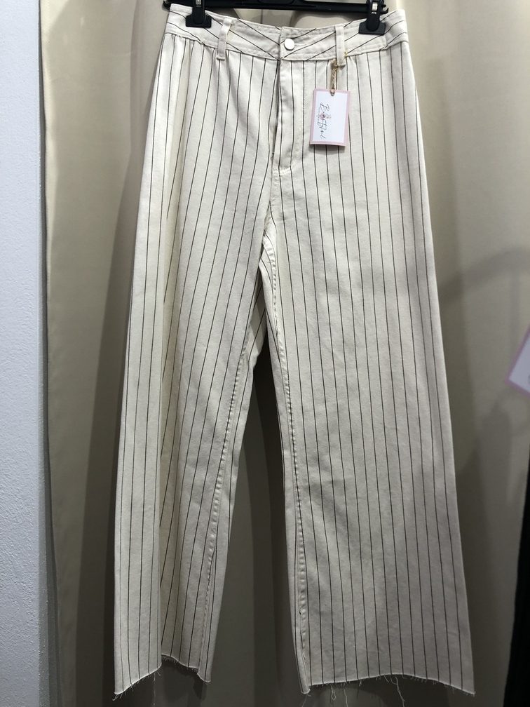 Pantalon vaquero de rayas ancho recto. Talla 38 40. Precio 2650E