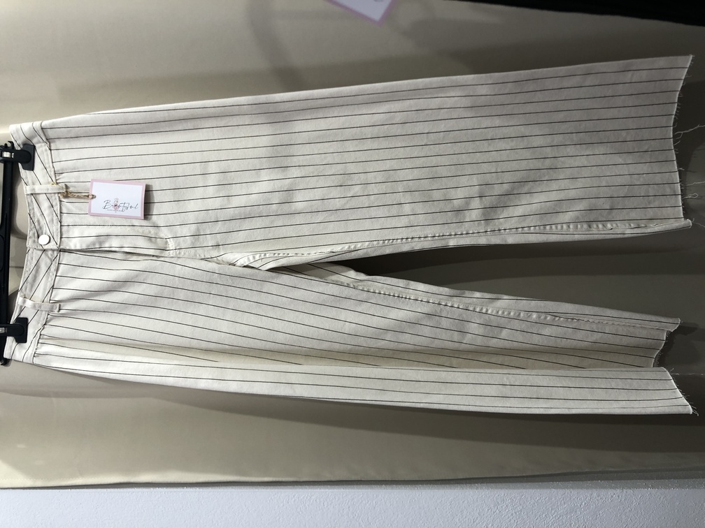 Pantalon vaquero de rayas ancho recto. Talla 38 40. Precio 2650E