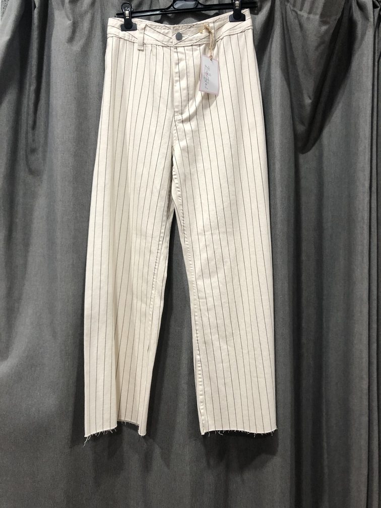 Pantalon vaquero de rayas beige. Talla 38. Precio 40E