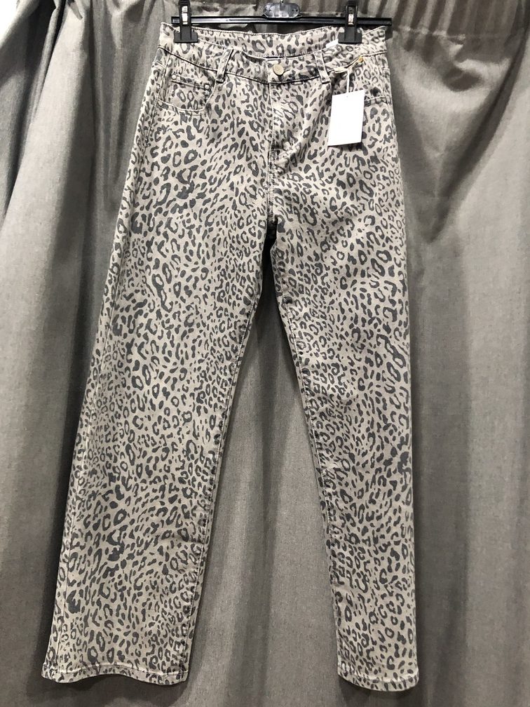 Pantalon vaquero estampado leopardo. Talla M. Precio 38E