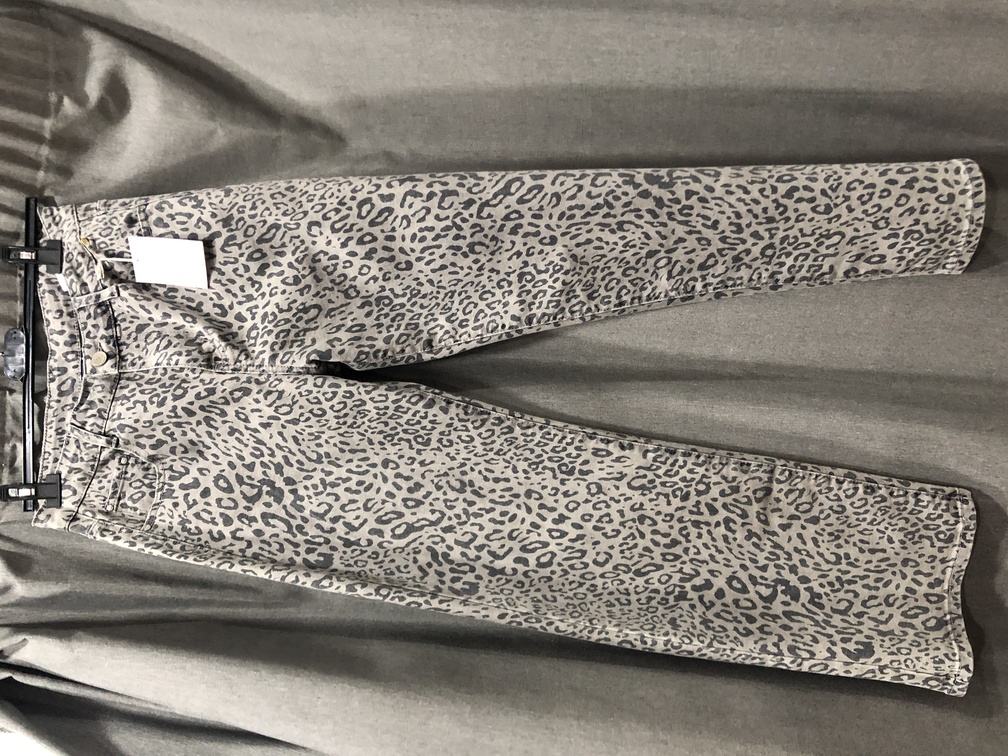 Pantalon vaquero estampado leopardo. Talla M. Precio 38E