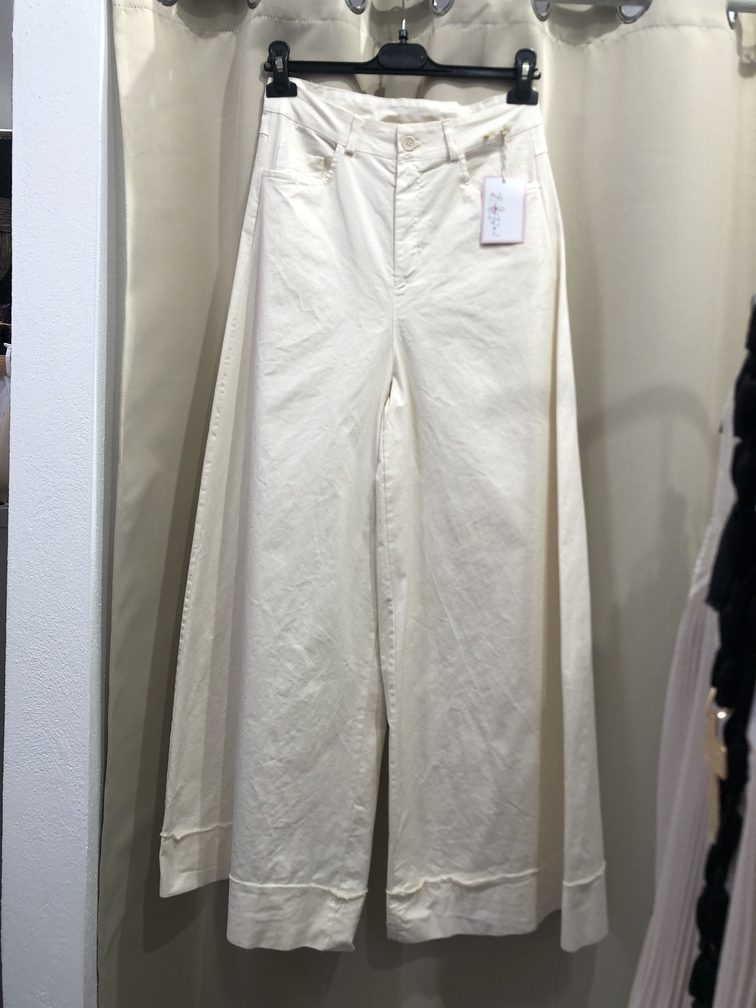 Pantalon vaquero pata de elefante color beige. Talla unica. precio 35E