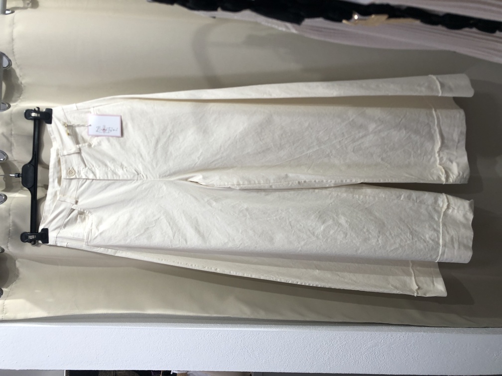 Pantalon vaquero pata de elefante color beige. Talla unica. precio 35E