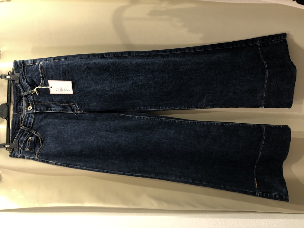 Pantalon vaquero pata de elefante. Talla L. Precio 28E