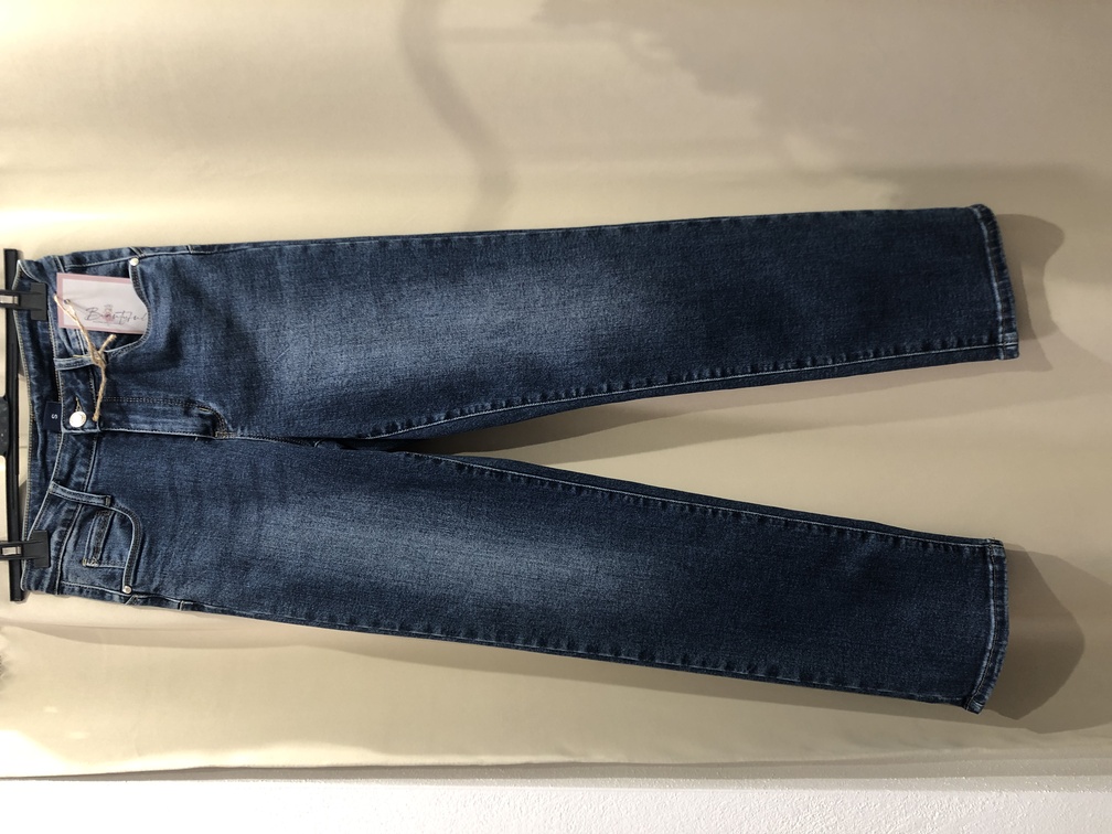 Pantalon vaquero recto. Talla S. Precio 32E