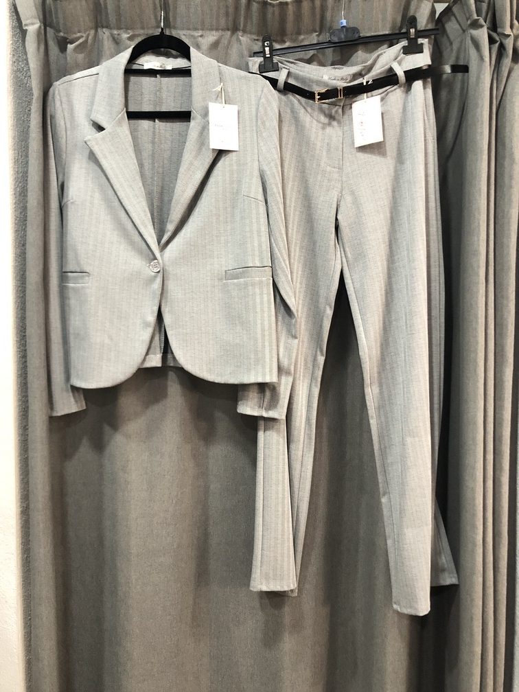 Pantalon y chaqueta pata de gallo con cinturon. Talla XL. Precio pantalon 20E  chaqueta 35E