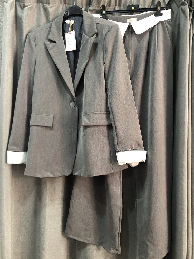 Traje chaqueta y pantalon gris. Talla unica. Precio 40E