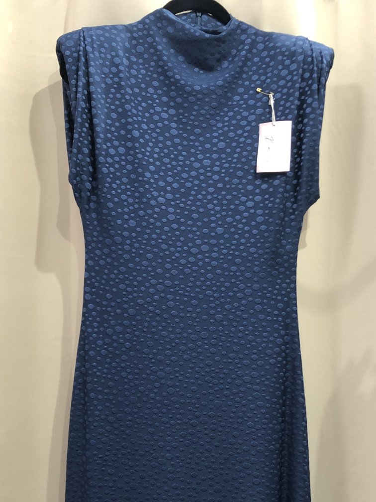 Vestido azul marino con topos ideal para cualquier ocasion. Talla M. Precio 90E