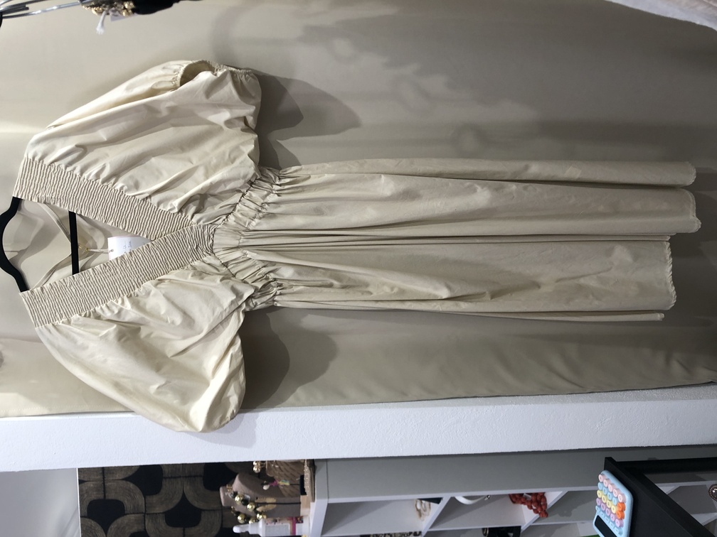 Vestido beige manga corta. Talla unica. Precio 30E