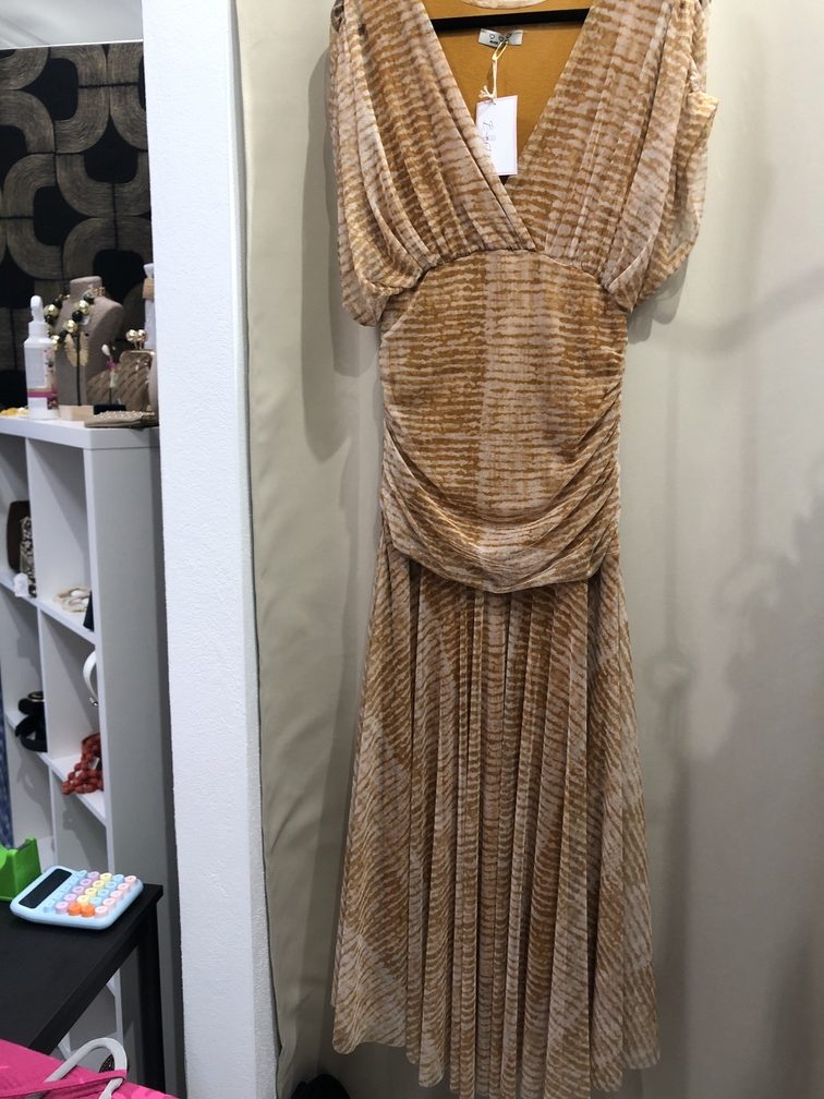 Vestido beige y marron largo. Talla unica. Precio 35E