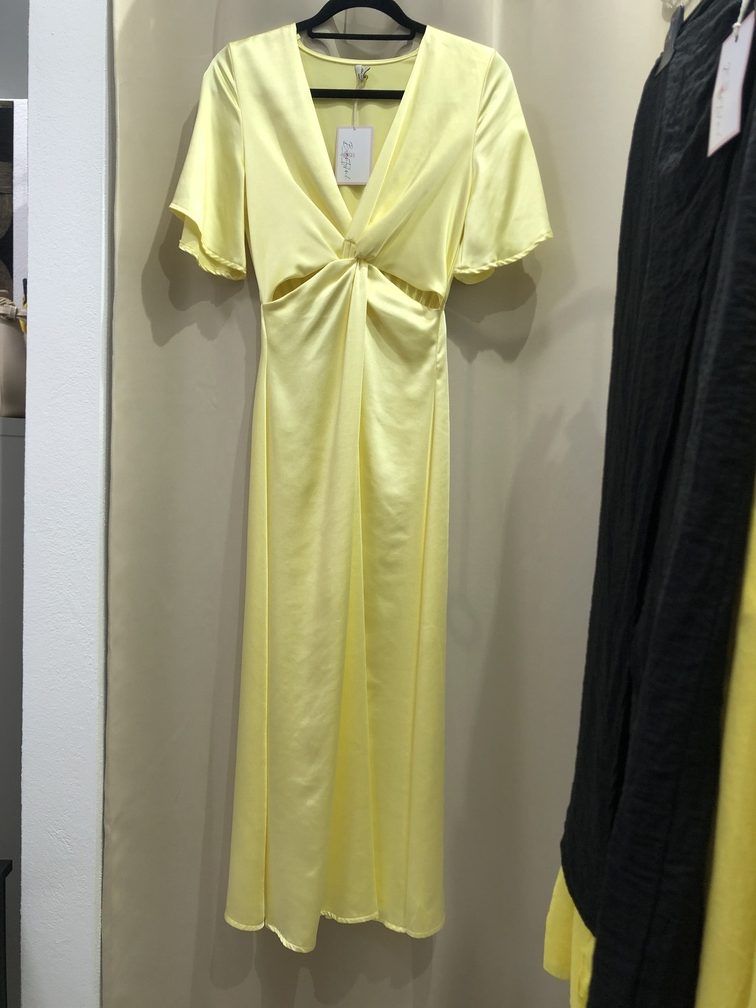 Vestido de saten manga corta color amarillo. Talla unica. Precio 38E