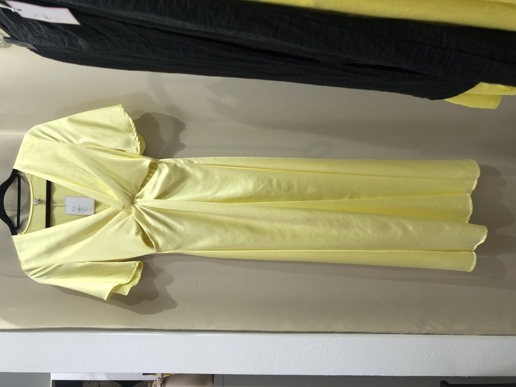 Vestido de saten manga corta color amarillo. Talla unica. Precio 38E