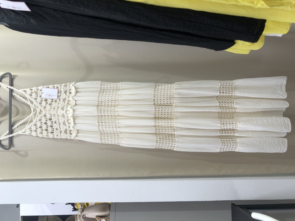 Vestido de tirante fino crochet beige. Talla unica. Precio 35E