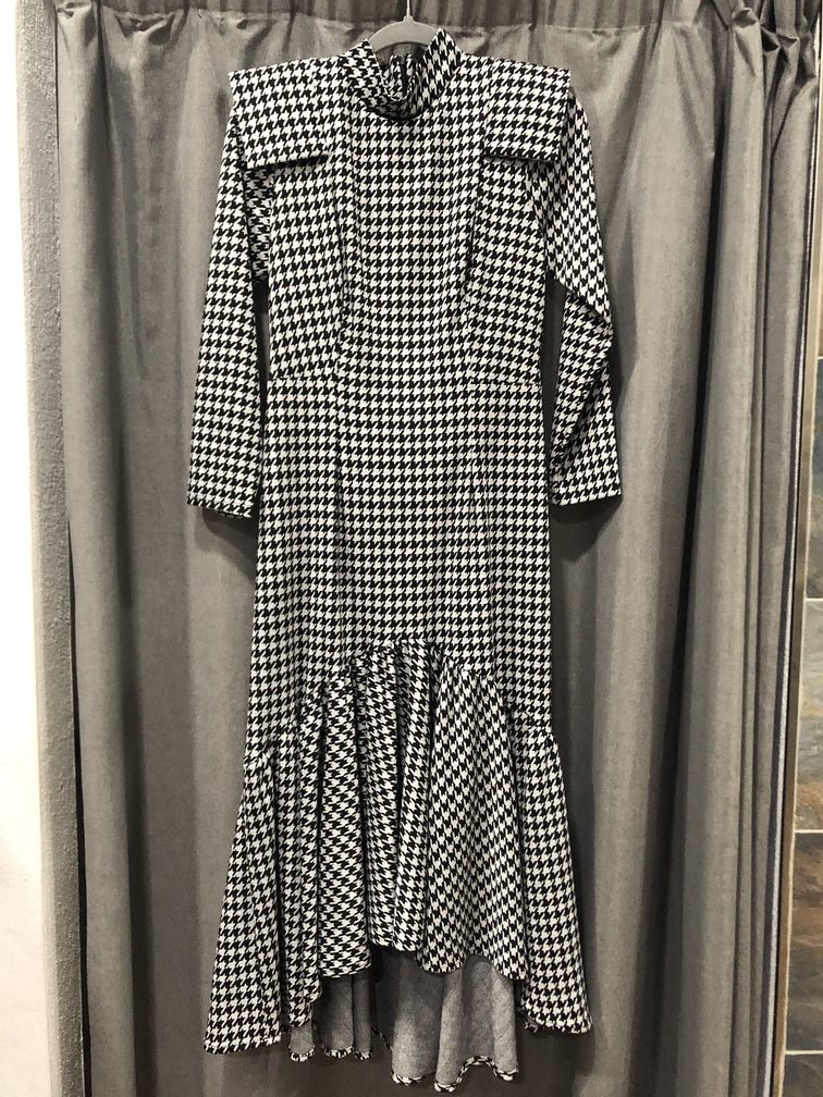 Vestido estampado pata de gallo manga larga. Talla M L. Precio 75E