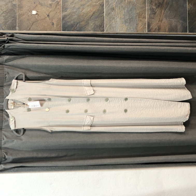 Vestido largo beige sisa ancha con detalles de botones y bolsillos. Talla unica. Precio 32E