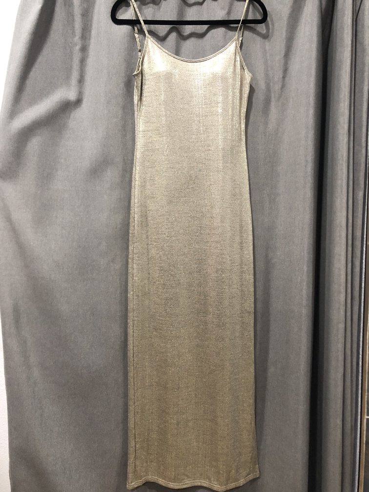 Vestido largo tonos dorados con tirantes finos. Talla unica. Precio 28E