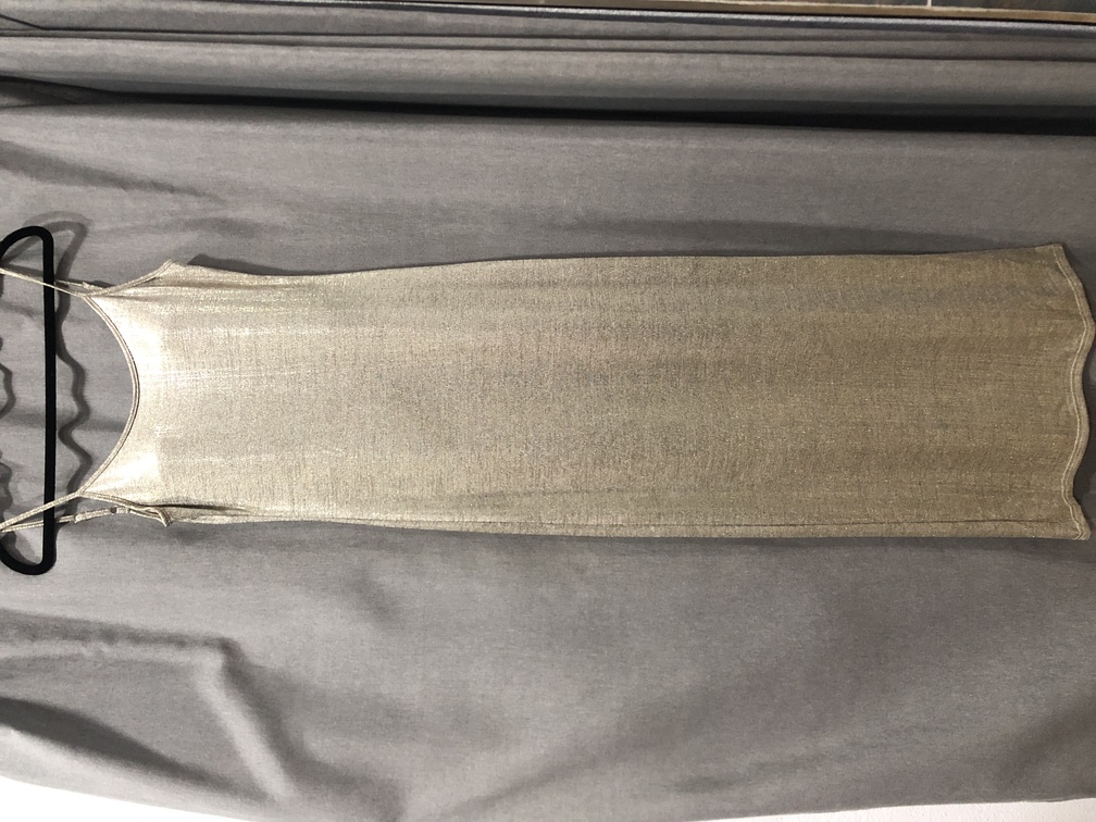 Vestido largo tonos dorados con tirantes finos. Talla unica. Precio 28E