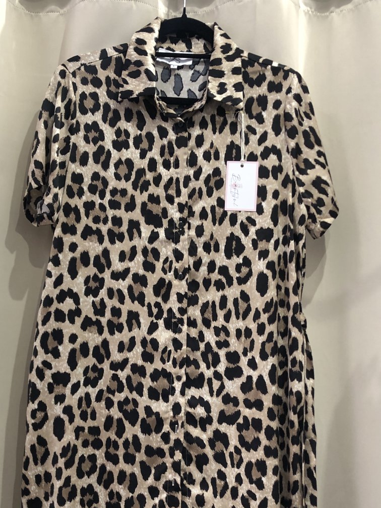 Vestido manga corta de leopardo. Lleva cinta cinturon para ponerlo en la cintura. Talla L. Precio 38E