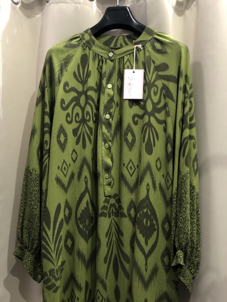 Vestido manga larga estampado tonos verdes. Talla unica. Precio 28E