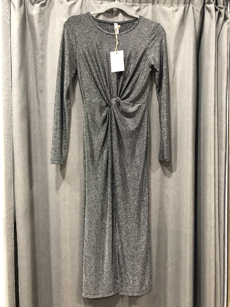 Vestido manga larga tonos plateados con brillo. Nudo en la cintura. Talla unica. Precio 30E