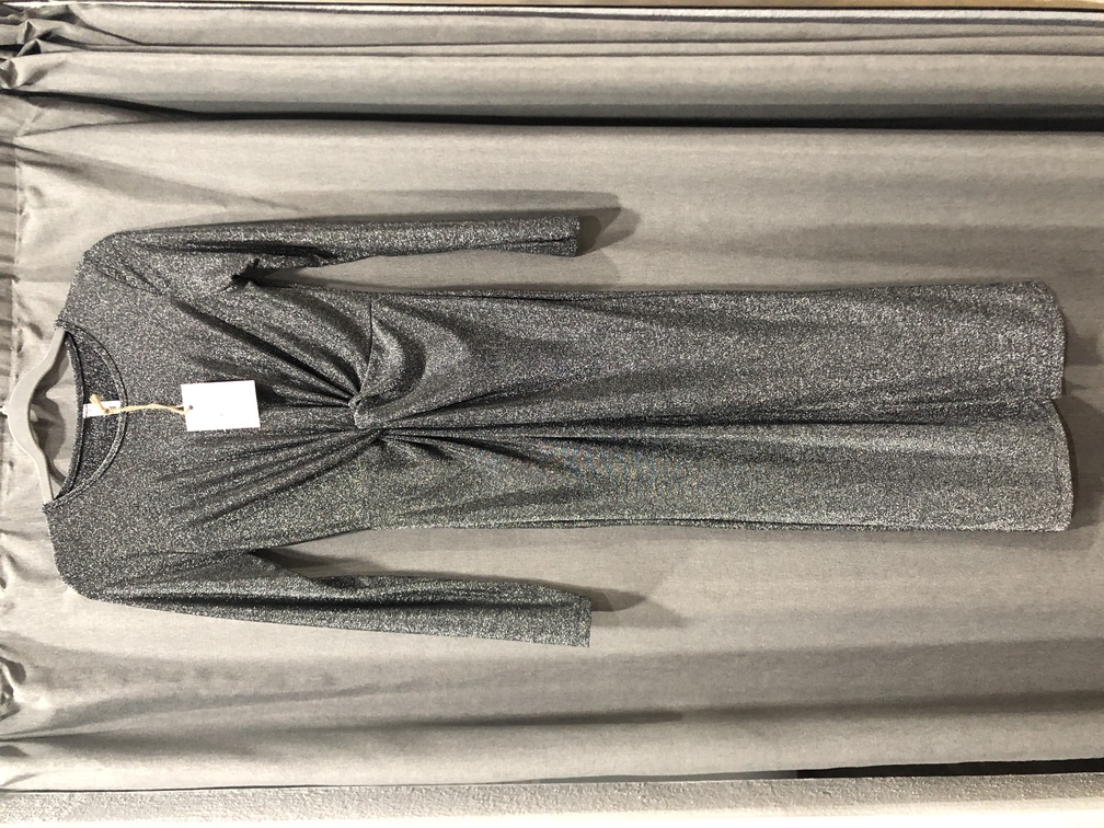 Vestido manga larga tonos plateados con brillo. Nudo en la cintura. Talla unica. Precio 30E