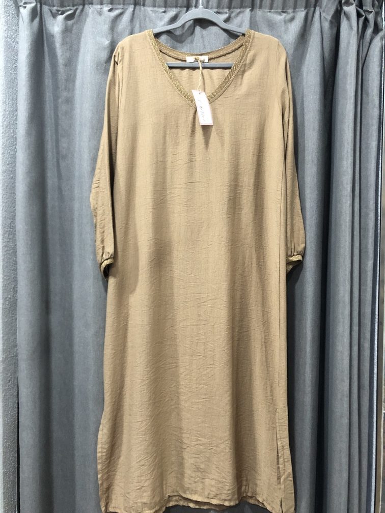 Vestido marron manga larga con cuello dorado . Talla unica. Precio 22E
