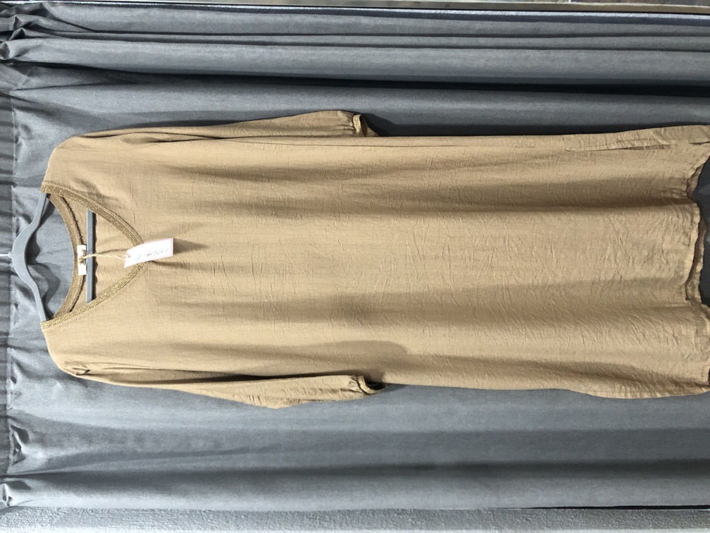 Vestido marron manga larga con cuello dorado . Talla unica. Precio 22E
