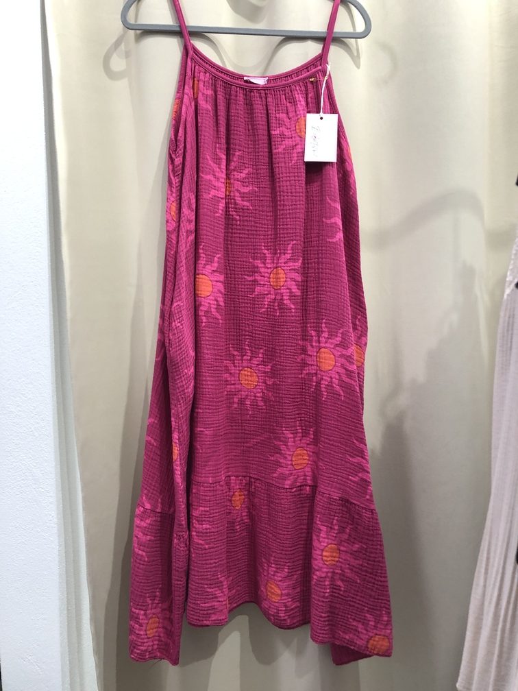 Vestido motivos veraniegos rosa fluor tirantes finos. Talla unica. Precio 35E
