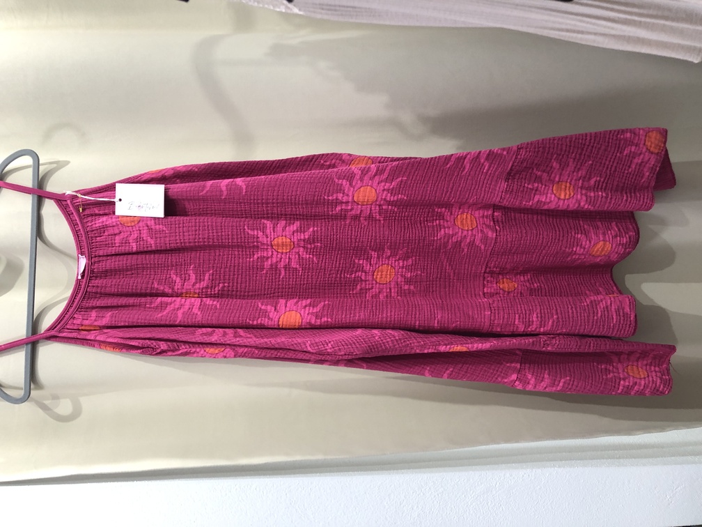 Vestido motivos veraniegos rosa fluor tirantes finos. Talla unica. Precio 35E