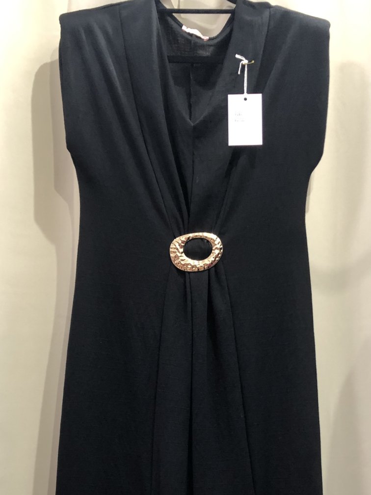 Vestido negro sisa con adorno dorando. Talla unica. Precio 30E