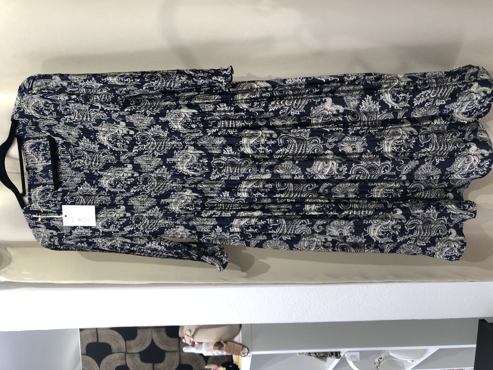 Vestido plisado azul marino con estampados. Talla unica. Precio 48E