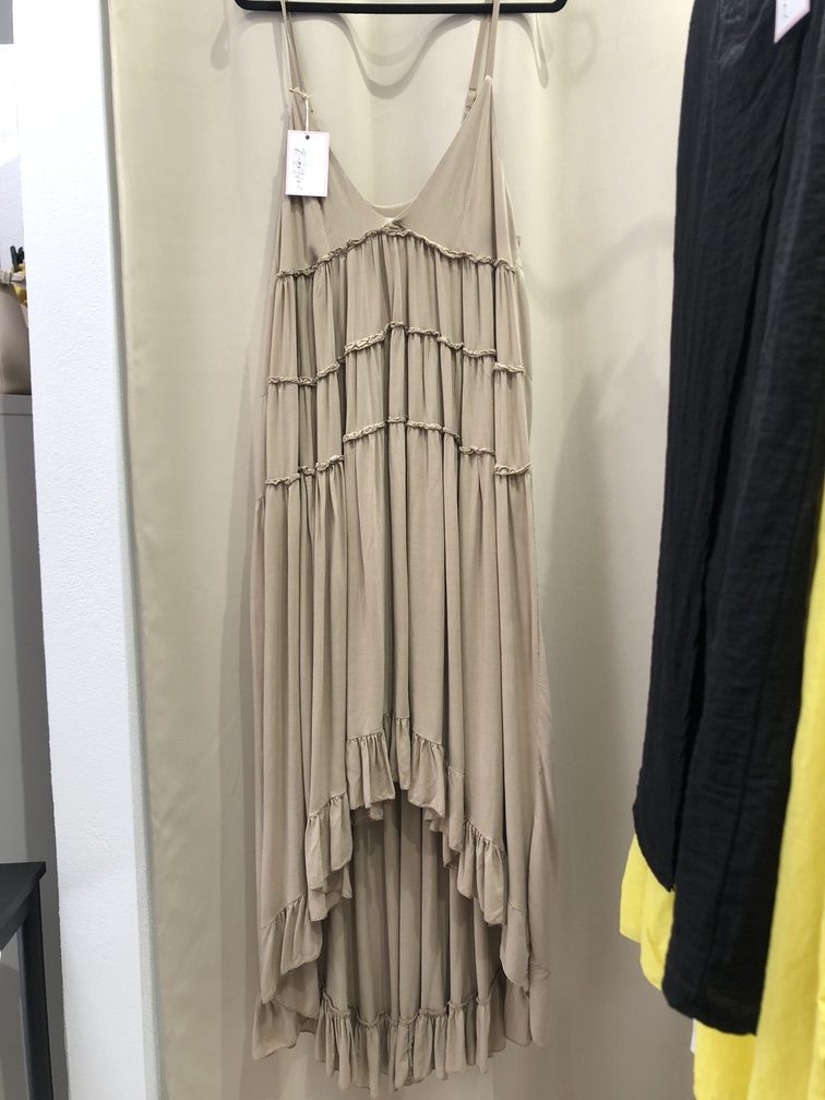 Vestido tirante fino color beige. Talla unica. Precio 30E