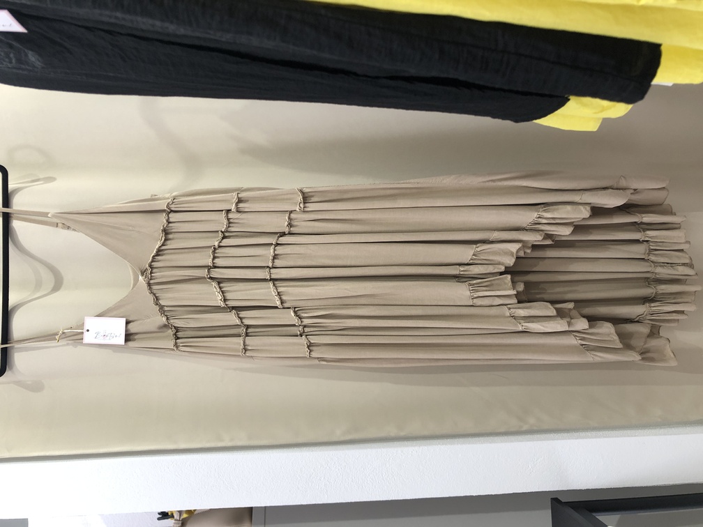 Vestido tirante fino color beige. Talla unica. Precio 30E