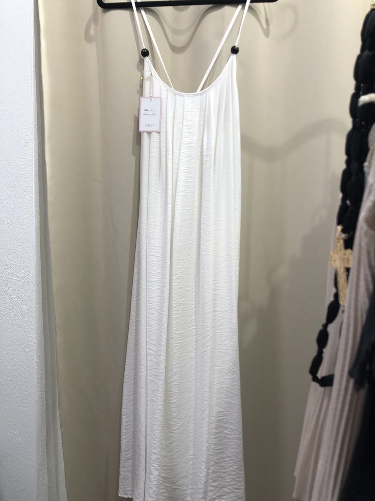 Vestido tirante fino color blanco con perlitas. Talla unica. Precio 28E