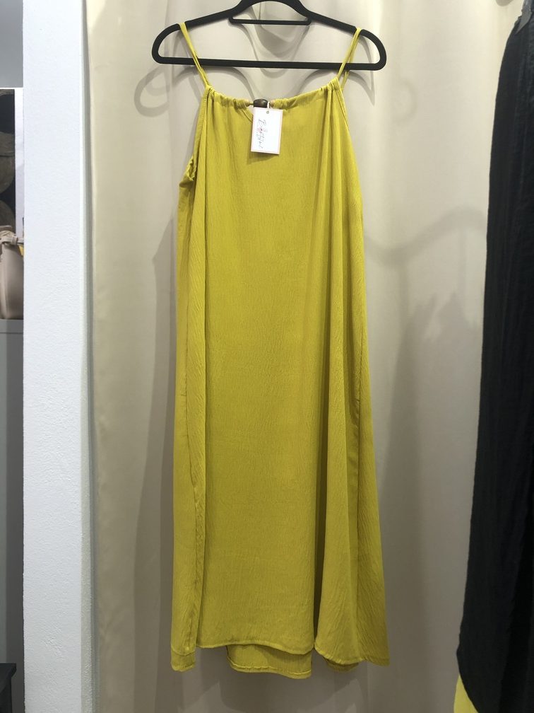 Vestido tirante fino verde lima. Talla unica. Precio 22E