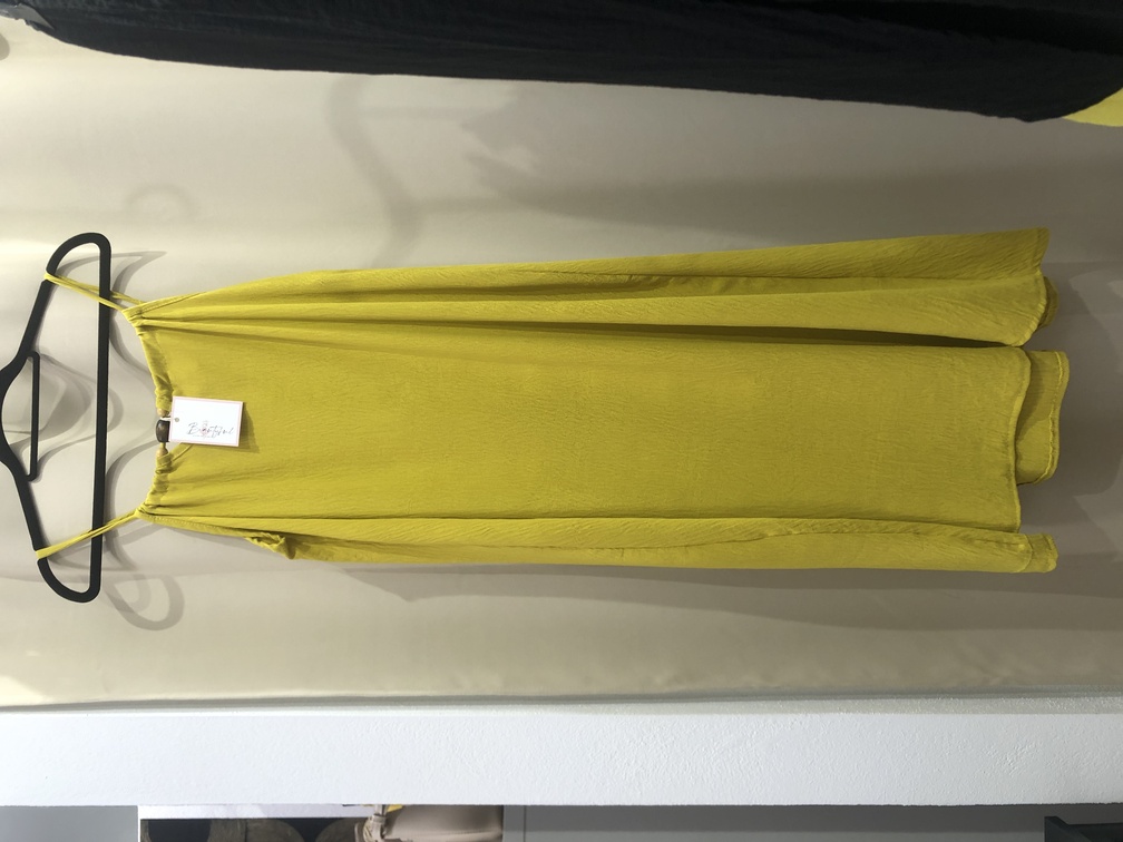 Vestido tirante fino verde lima. Talla unica. Precio 22E