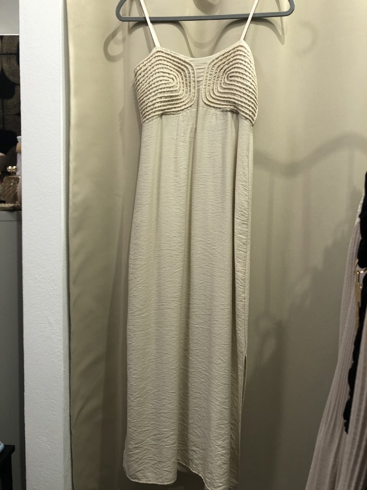 Vestido tirantes finos beige. Talla unica. Precio 25E