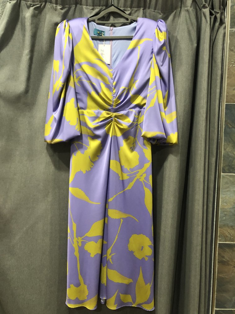 Vestido tonos verde lima y morado con nudo en la cintura manga larga. Talla L. Precio 90E